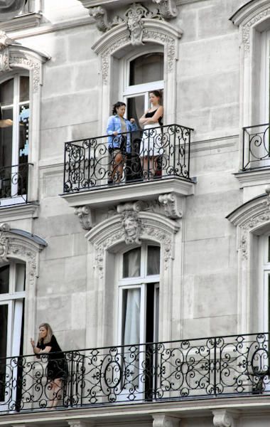 Les balcons de Paris Standing On Balcony Photography, Parisian Buildings Architecture, Balcony In Paris, Paris Facades Architecture, Paris Hotel With Balcony, Palace Balcony, Paris Balcony, French Balcony, Photo Window