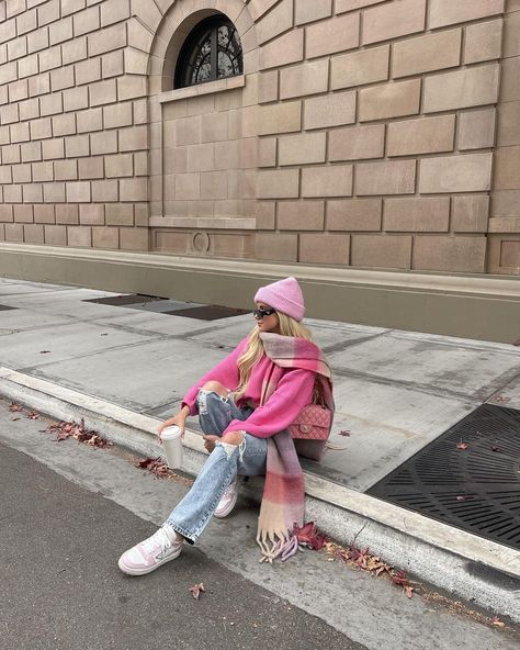 DANIELLE GLANZ SHANES (@shestyledwhat) | Instagram Pink Beanie Outfit Winter, Pink Beanie Aesthetic, Pink Cold Weather Outfit, Pink Scarf Aesthetic, Pink Bag Outfit Winter, Beanie And Scarf Outfit, Pink Winter Coat Outfit, Pink Scarf Outfit Winter, Cold Weather Outfits Aesthetic