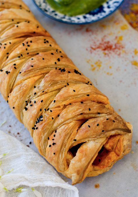 Achari paneer braided puff pastry recipe - make ahead of time appetizer Indian Grazing Table, Paneer Puff, Braided Puff Pastry, Chocolate Cake Cupcakes, Puff Pastry Recipes Appetizers, Achari Paneer, Vegetarian Meatloaf, Puff Pastry Twists, Entertaining Appetizers