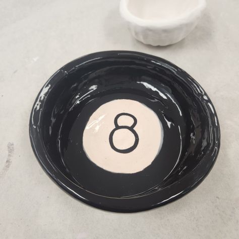 Jewelry Tray Ceramic, 8 Ball Clay Tray, Ash Trey Ideas Clay, Pottery Ideas Jewelry Holder, Ceramics For Men, Pottery For Boyfriend, Ceramic Tray Painting Ideas, Pottery Painting Jewelry Dish, Jewelry Dish Painting Ideas