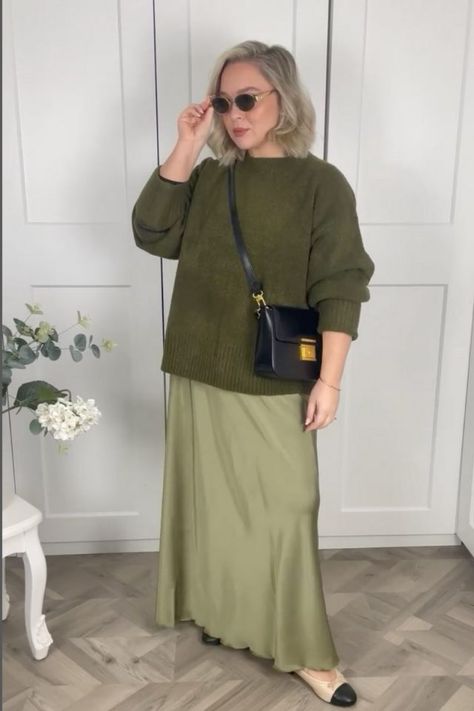 Skirt Soiree, Green Satin Skirt Outfit, Satin Skirt Outfit Winter, Dress Winter Outfit, Outfit Long Skirt, Green Satin Skirt, Green Silk Skirt, Long Skirt Outfit, Silk Skirt Outfit