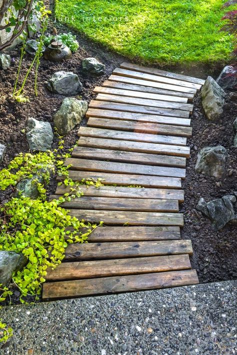 Make this easy and beautiful pallet wood garden walkway! For free!Funky Junk Interiors Pallets Walkway, Pallet Walkway, Pallet Deck, Wood Walkway, Budget Landscaping, Garden Ideas Cheap, Budget Garden, Easy Backyard, Garden Walkway