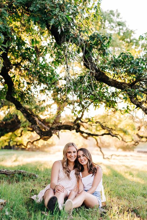 Gazebo Picture Ideas, Senior Photos For Twins, Senior Picture Ideas With Siblings, Best Friend Field Photoshoot, Cousin Senior Picture Ideas, Senior Picture Ideas Two People, Twin Senior Picture Ideas, Bestie Senior Pictures, Best Friend Senior Pictures Poses