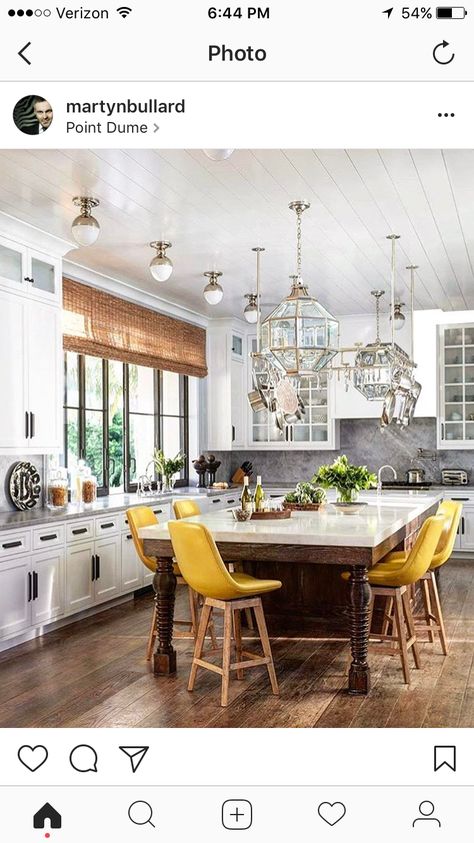 Interior Dapur, Hagia Sophia, Eat In Kitchen, California Homes, In Kitchen, Kitchen Layout, White Cabinets, Beautiful Kitchens, Elle Decor