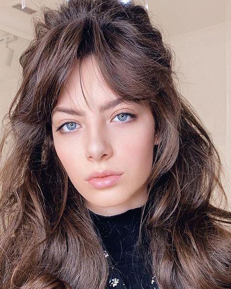 The Flirty "French Disco" Hairstyle Trend Is Taking Over, Just in Time For Summer Disco Hairstyle, Disco Hair And Makeup, French Disco, Disco Hairstyles, Disco Hair, Hot Haircuts, 70s Hair, Hair Cleanse, Long Layered Haircuts