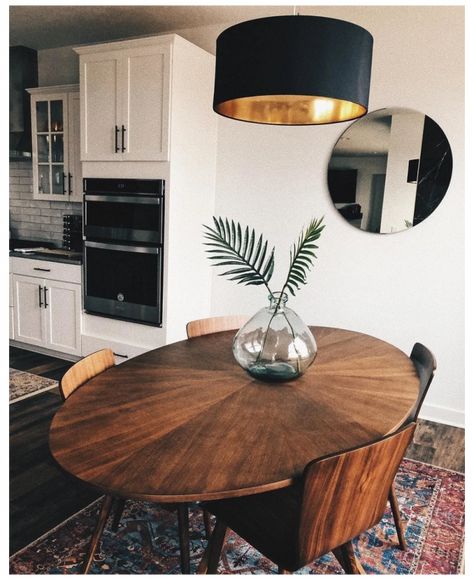 Modern Mid Century Dining Room, Mid Century Dining Room Tables, Mid Century Dining Room, Mid Century Modern Dining Room, Walnut Dining Chair, White Kitchen Decor, Dining Room Table Decor, Kitchen Decor Themes, Mid Century Modern Dining