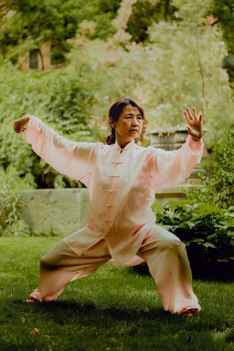 Tai Chi Is a Workout for the Brain and Body Qi Gong Aesthetic, Qi Gong Poses, Tai Chi Aesthetic, Qi Gong Exercises Videos Qigong, Waterbending Poses, Tai Chi Poses, Tai Chi Movements, Tai Chi Moves, Qui Gong