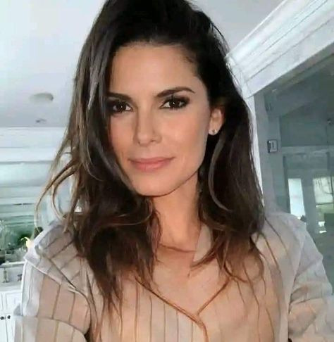 Sandra Bullock Kids, Sandra Bullock Movies, Sandra Bullock Hair, Jason Momoa Shirtless, Jennifer Aniston Legs, Deni Denials, Hello How Are You, Jennifer Aniston Style, Bra Image