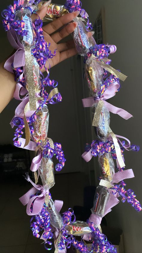 Girly Graduation Leis, Graduation Necklace Ideas Candy, Graduation Lei Candy, Creative Leis For Graduation, Leis Graduation Ideas, Candy Graduation Necklace, Food Leis For Graduation, Snack Leis For Graduation, Candy Necklace For Graduation