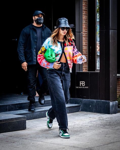 Prada Bucket Hat Outfit, Lucky Green Outfit, Supermodel Street Style, Hailey Rhode Baldwin, Bottega Veneta The Pouch, Leather Bucket Hat, Hailey Bieber Outfits, Hailey Bieber Style, Hailey Baldwin Style