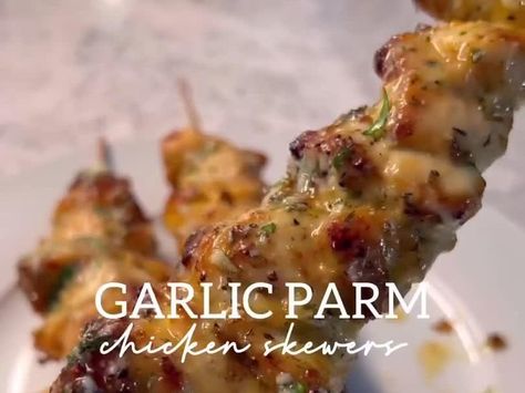 Garlic Parmesan Chicken Skewers! - NewsBreak Garlic Parmesan Chicken Skewers, Parmesan Chicken Skewers, Ayam Bakar, Garlic Parmesan Chicken, Air Fryer Dinner Recipes, Good Eat, Chicken Skewers, Air Fryer Recipes Healthy, Idee Pasto Sano