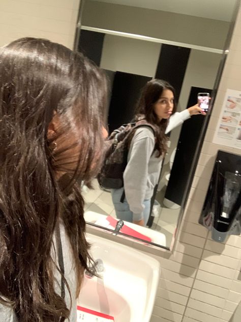 School Selfie Ideas, Bathroom Selfie Aesthetic, School Bathroom Pics, School Mirror Selfie, Bathroom Mirror Selfie, College Bathroom, Bathroom Selfies, Mirror Poses, Bathroom Selfie