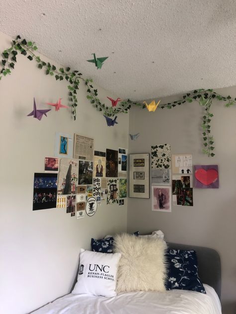 Paper Crane Decoration Bedroom, Paper Crane Room Decor, Cute Minimalist Bedroom, Room Decor Leaves, Collage Room Decor, Collage Room, Decor Leaves, My First House, College Dorm Decor