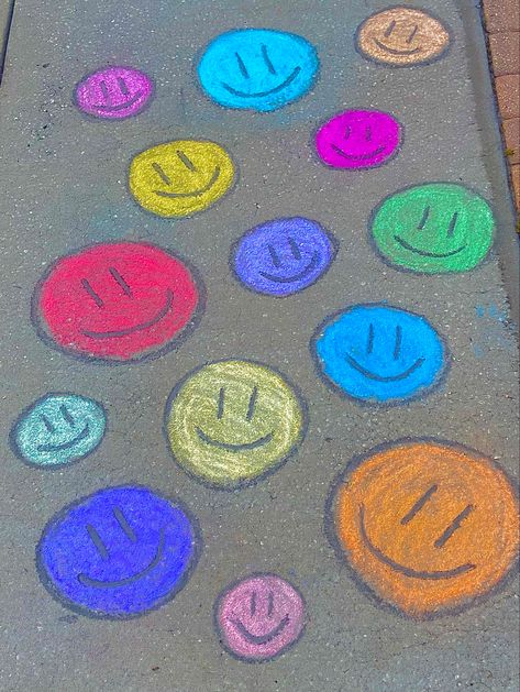 Aethstetic Chalk Art, Sidewalk Painting Ideas, Summer Chalk Ideas Easy, Kindness Sidewalk Chalk Art, Summer Sidewalk Chalk Art, Back To School Sidewalk Chalk, Chalk Sun, Chalk The Walk Ideas, Summer Chalk Ideas