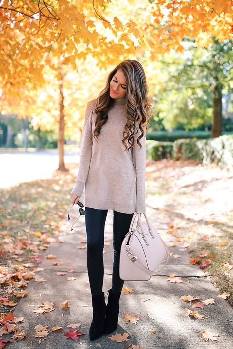 beige sweater and handbag, black faux leather leggings and booties How To Style Faux Leather Leggings, Style Faux Leather Leggings, Cute Thanksgiving Outfits, Look Legging, Thanksgiving Outfit Women, Thanksgiving Fashion, Thanksgiving Outfits, Trendy Outfits Winter, Modern Fall