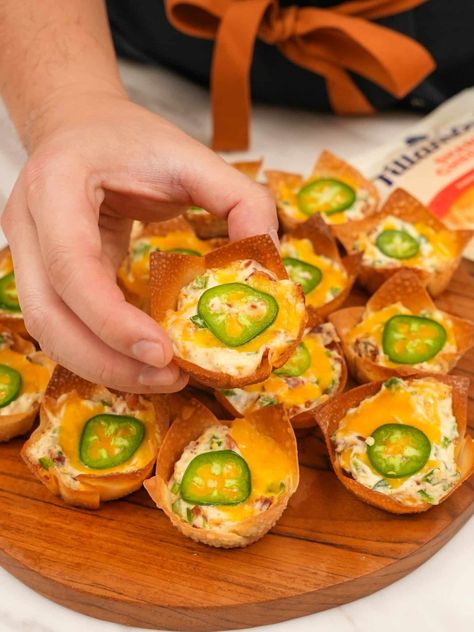 Jalapeno Popper Wonton Cups (VIDEO) - CJ Eats Recipes Best Jalapeno Poppers, Jalapeno Wonton Poppers, Cj Eats, Bacon Jalapeno Poppers, Jalapeno Popper Recipes, Crispy Wonton, Wonton Cups, Poppers Recipe, Jalapeno Popper