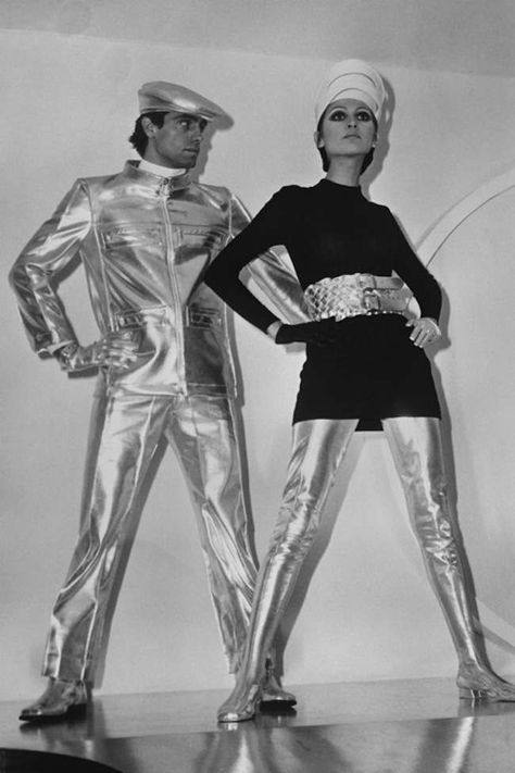 This photo features 1960s space age fashion. The woman is wearing some sort of hat that is supposed to look like a space helmet as well as silver reflective leggings and a short shift style dress (Ashlin H 3/6) 60s Futurism, 60s France, 60s Space Age, Synthwave Fashion, 1960s Space Age, Worst Trends, Space Age Fashion, Rudi Gernreich, Futurism Fashion