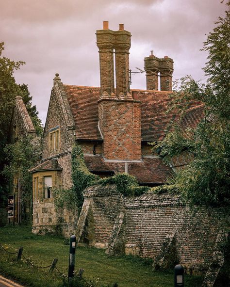 1500s Aesthetic, History Jobs, Victorian Country House, Photography Account, Victorian Manor, England Aesthetic, Tudor Era, Old Manor, Victorian Aesthetic