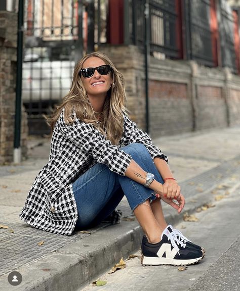 Black Sneakers Outfit, New Balance Outfit, Tennis Shoes Outfit, Casual Outfits For Moms, Classy Casual Outfits, Classy Casual, Blazer With Jeans, Blazer Outfits, Sneakers Outfit