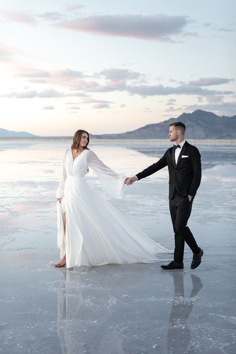 Beach Wedding Pics, Salt Flats Utah, Beautiful Engagement Photos, Gothic Photography, Bonneville Salt Flats, Romantic Couples Photography, Bridal Poses, Engagement Session Outfits, Salt Flats