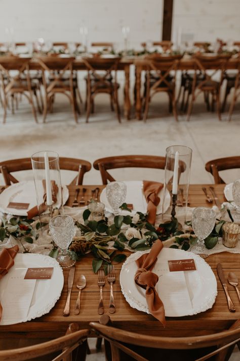 Table Setting For Boho Wedding, Romantic Boho Wedding Table Decor, Table Setting Wedding Boho, Bohemian Table Setting Wedding, Terracotta Florals Wedding, Fall Themed Wedding Table Decor, Wine And Beige Wedding, Tan Wedding Table Settings, Green And Terracotta Wedding Table