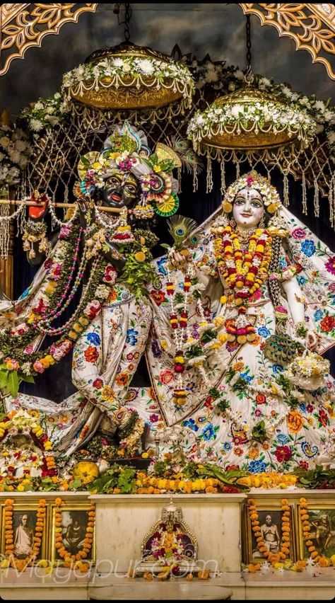 Iskcon Krishna, Radhe Krishna Wallpapers, Shree Krishna Wallpapers, Radha Krishna Quotes, Hindu Dharma, Krishna Book, Radha Krishna Wallpaper, Lord Vishnu Wallpapers, Lord Krishna Wallpapers