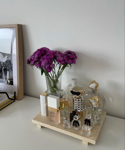 Perfume Set Up, Perfume On Dresser, Perfume Organization Aesthetic, Perfume Display On Dresser, Perfume Tray Ideas, Perfume Display Ideas, Perfume Decor, Big Beautiful Houses, Perfume Stand