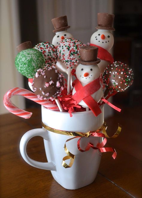 Christmas cake pop bouquet (facebook.com/amycakesnc) #seasonseatings #harristeeter Perfect Cake Pops, Flower Cake Pops, Rose Cake Pops, Cake Pop Bouquet, Valentine Cake Pop, Diy Cake Pops, Cake Pop Tutorial, Cake Pop Designs, Snowman Cake