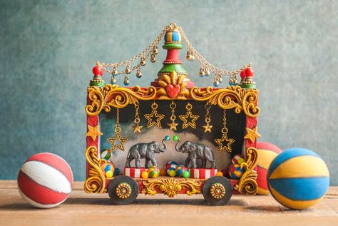 Shadowbox Diorama, Shadowbox Art, Shrines Box, Hot Air Balloons Art, Box Diorama, Miniature Diorama, Halloween Potion Bottles, Wooden Shadow Box, Foodie Art