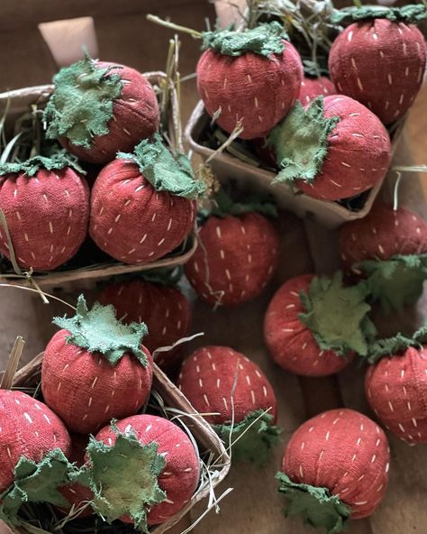 Painted Strawberries, Have A Wonderful Week, Berry Basket, Flea Market Decorating, Strawberry Picking, Strawberry Decorations, Country Sampler, Flea Market Style, Berry Baskets