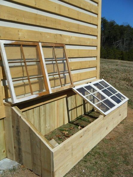 Small greenhouse made from old antique windows! For more great DIY projects visit http://www.handymantips.org/category/diy-projects/ House Ranch, Small Greenhouse, Greenhouse Plans, House Landscaping, Diy Greenhouse, Cold Frame, Old Windows, Garden Bed, Easy Ideas