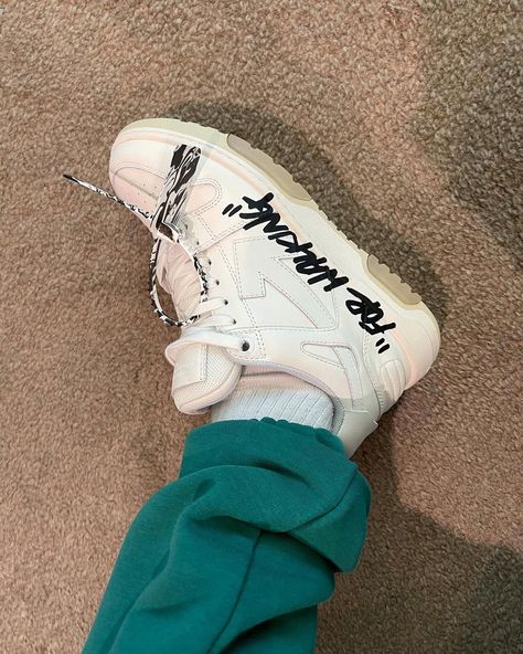 Off White For Walking Sneakers, Gon Olivier, Cute Prom Dresses, Walking Sneakers, Fresh Kicks, Swag Shoes, Shoes Shoes, Converse High Top Sneaker, Converse Chuck Taylor High Top Sneaker