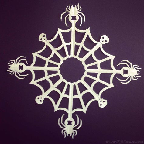 Halloween spider paper snowflake pattern/template Halloween Snowflakes, Spider Snowflake, Paper Snowflake Patterns, Snowflake Patterns, Snowflake Template, Widow Spider, Black Widow Spider, Creepy Christmas, Paper Snowflakes