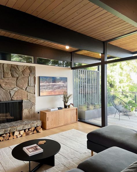 🧡 Meticulous MCM in the San Rafael Hills⁠ ⁠ ✔️ Beautifully renovated with indoor-outdoor living and sophisticated design 💫⁠ ⁠ ✔️… | Instagram Mcm Mountain Home, Mcm Sunroom, Mid Century Modern Skylight, Mcm Sectional Sofa, 2 Story Mcm House, Midcentury Modern Los Angeles, San Gabriel Mountains, Backyard House, Cali Style