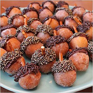 Acorn donut hole snack | Sheknows.com Forest Snacks, Acorn Recipe, Fall Donuts, Doughnut Holes, Forest Party, Fall Snacks, Thanksgiving Treats, Donut Holes, Baby Shower Woodland Theme