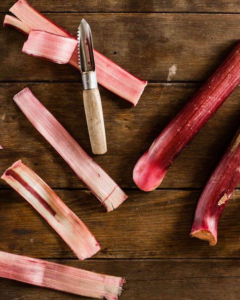 It's easy! How to turn a stalk of rhubarb into a tuile-like candy garnish for cakes or cupcakes. Rhubarb Candy, Pies Savory, Best Rhubarb Recipes, Rhubarb Desserts, Custard Desserts, Spring Treats, Gin Tasting, Harvest Recipes, Rhubarb Recipes