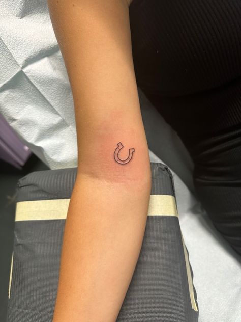 Shoe Horse Tattoo, Western Bicep Tattoo, Small Horseshoe Tattoos For Women, Meaningful Western Tattoos, Small Horse Shoe Tattoos, Horshoe Tatoos Small, Western Tiny Tattoos, Fine Line Horseshoe Tattoo, Horse Tattoo Stencil