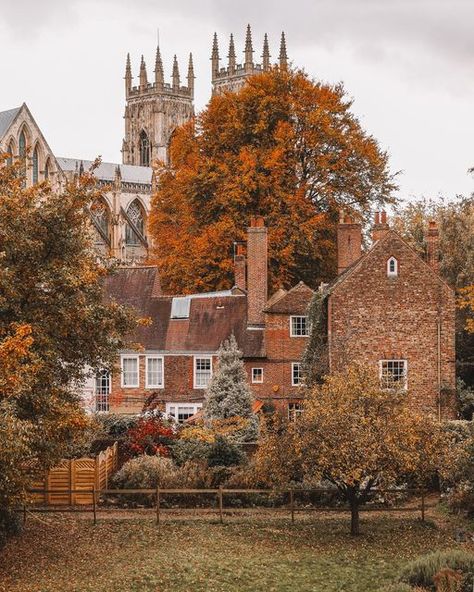 Andy on Instagram: "One of my favourite places to go during autumn is York ⛪️🍁🍂 A walk along the city walls gives you a great opportunity to see all the colours of autumn 🍁🍂 #york #yorkminster #yorkshire #autumn #autumnvibes #autumncolors #citylife #hellofrom #cottagecoreaesthetic #cottagestyle #cottagecore #fairytail #visitengland #photosofbritain #visitbritain #uk #england #photosofengland #instabritain #scenicbritain #igersengland #englishlife #countryliving #britishsnaps #ig_england #ig_ York Autumn Uk, Fall In England Uk, Autumn In The Uk, Autumn In England, British Autumn Aesthetic, Oxford Autumn, England Autumn, Autumn England, York Uk Aesthetic