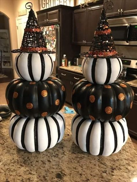 Halloween Pumpkin Topiary, Plastic Pumpkin Decoration Ideas, Stacked Pumpkin Topiary Diy, Halloween Stacked Pumpkins Diy, Diy Halloween Topiary, Halloween Urn Planter Ideas, Halloween Topiary, Pumpkin Topiary Diy, Pumpkin Topiaries