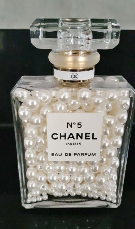 Diy Chanel Candle, Chanel Inspired Room, Glam Apartment Decor, Chanel Bedroom, Chanel Room, Coffee Bean Candle, Chanel Perfume Bottle, Perfume Chanel, Chanel Decor