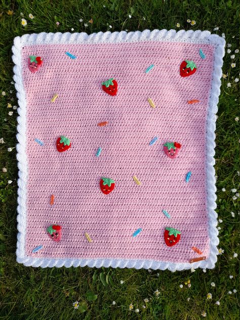 Meet the strawberry milkshake blanket!  The pattern includes lots of explanations and a photographic guide.  Please note this is NOT THE FINISHED PRODUCT. This is a pdf pattern only. Tops A Crochet, Crochet Strawberry, Confection Au Crochet, Crochet Blanket Designs, Mode Crochet, Kawaii Crochet, Beginner Crochet Projects, Crochet Simple, Crochet Fashion Patterns