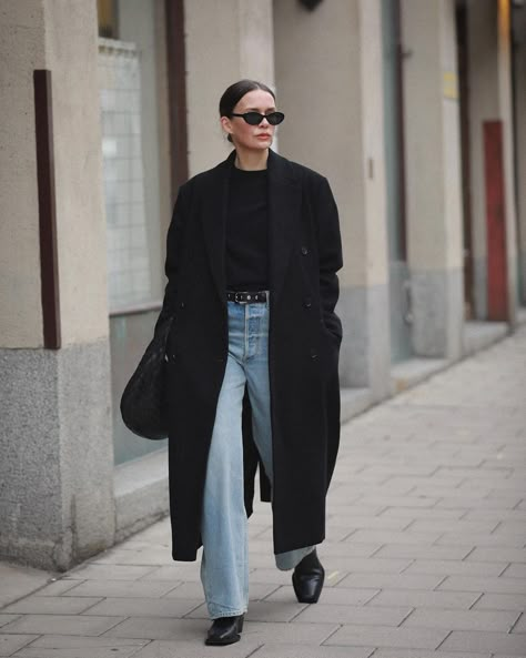 The Round Up: Studded Belts Black Belt Outfit, Long Black Coat Outfit, Deep Winter Palette Outfits, Normcore Outfits, Caroline Blomst, The Round Up, Black Coat Outfit, Coat Outfit Ideas, Long Coat Outfit