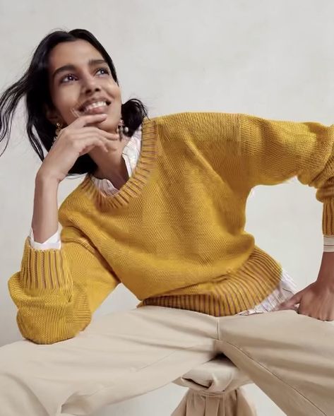 Mustard Knit Sweater Outfit, Yellow Sweater Outfit Aesthetic, Yellow Crewneck Outfit, Yellow Mustard Outfit, Mustard Outfit Ideas, Mustard Yellow Sweater Outfit, Mustard Sweater Outfit, Yellow Cardigan Outfits, Yellow Sweater Outfit