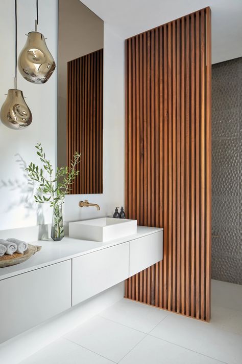 Ideas Baños, Bathroom Partitions, Casa Country, Bathroom Inspiration Decor, Luxe Interiors, Wood Bathroom, Small Bathroom Ideas, Bathroom Renos, Slat Wall