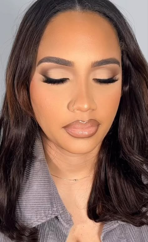 Graduation Photo Makeup, College Graduation Makeup, Senior Portraits Makeup, Graduation Makeup Looks, Senior Portrait Makeup, Butterfly Sweet 16, Grad Makeup, Exotic Makeup, Weddings 2024