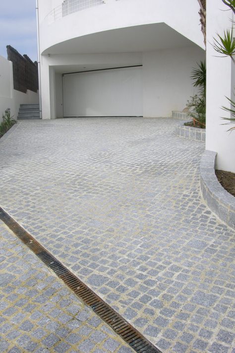 Farmhouse Driveway, Luxury Driveway, Paving Driveway, Dolphin House, Driveway Ideas, White Pepper, Luxury Homes Dream Houses, Desert Landscaping, Facade House