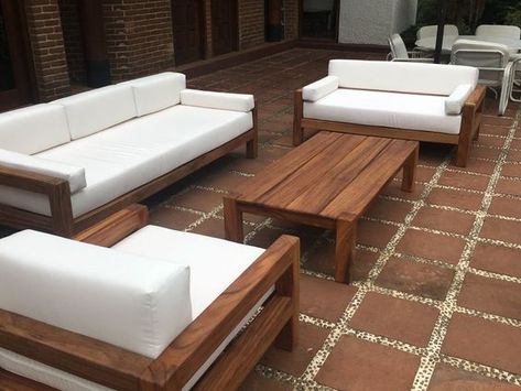 Wooden Patio Furniture, Diy Furniture Cheap, Wooden Patios, Outdoor Furniture Design, Diy Furniture Renovation, Diy Furniture Hacks, Wooden Sofa, Furniture Renovation, Deck Furniture