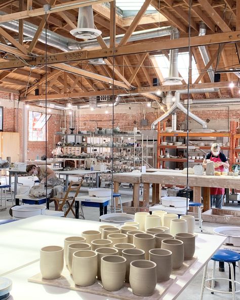 Pottery Studio Interior Design, Pottery Studio Interior, Painting Studios, Art Studio Organization, Studio Interior Design, Norman Foster, Art Studio At Home, Workshop Design, Pottery Workshop