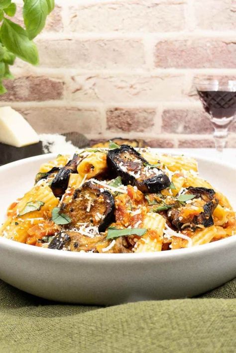 Easy pasta alla Norma - Splash of Taste - Vegetarian Recipes Pasta A La Norma, Roasted Eggplant Pasta, Roasted Eggplant Slices, Italian Red Wine, Sicilian Pasta, Amazing Pasta, Eggplant Pasta, Eggplant Recipes Easy, Pasta Alla Norma