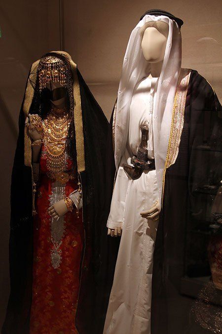 Emirati Traditional Clothes, Kuwait Traditional Clothes, Arabic Crown, Traditional Egyptian Clothing, Arab Clothing, Arabic Outfit, Arabian Costume, Official Dress, Arabic Culture